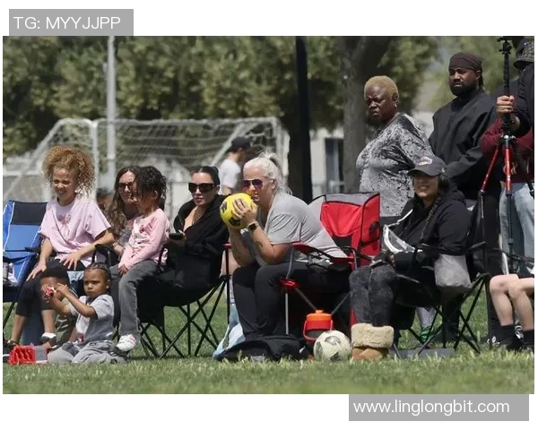 足球明星观看儿子精彩视频感动落泪分享父子情深瞬间