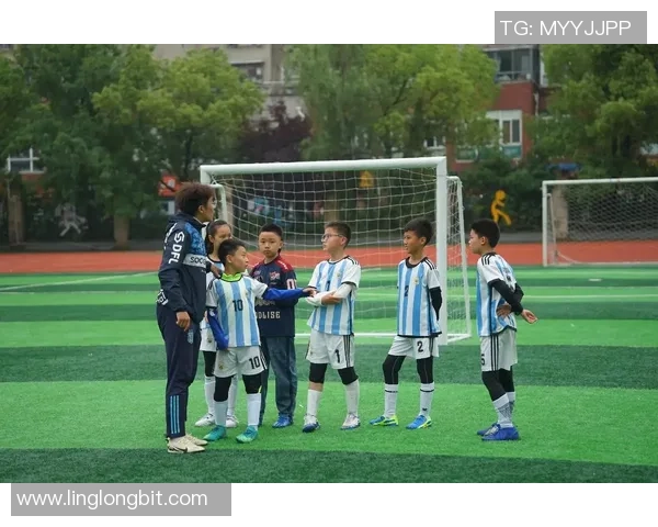 一年级小朋友快乐踢足球的精彩瞬间与成长故事分享