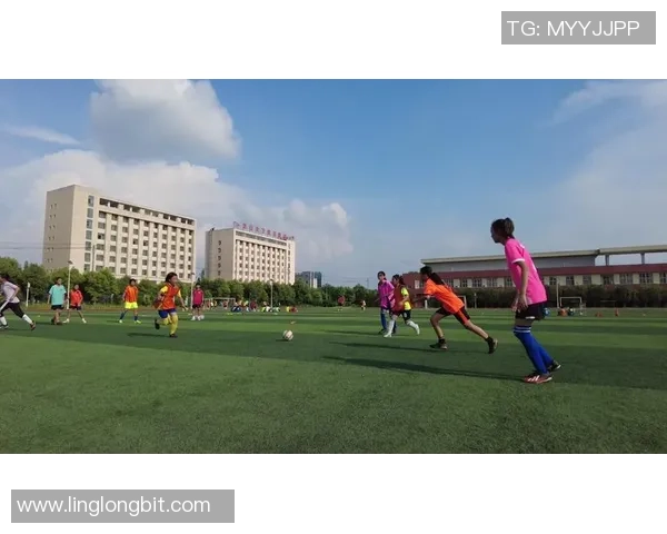 看图踢足球乐趣无穷让我们一起在绿茵场上挥洒汗水享受快乐时光 看图踢足球乐趣无穷让我们一起在绿茵场上挥洒汗水享受快乐时光